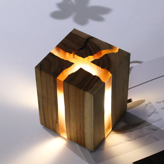 Crack Light by Tuello | Lampada Led realizzata in legno massiccio e resina epossidica